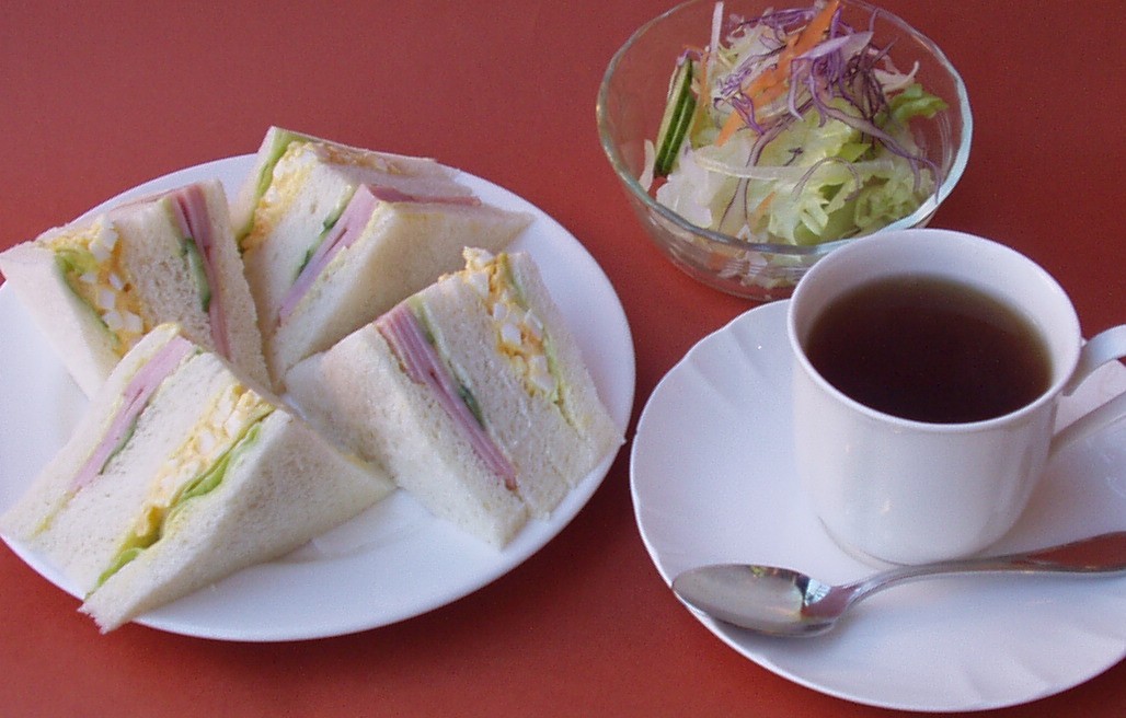 ピクニックランチ…￥600

4枚パンのサンドウィッチです。
サラダ・ドリンク付きで女性に人気です。