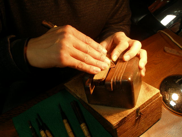 真心こめて彫刻中！
当店は昭和40年創業以来、地域の皆様に支えられ 　「手彫り印鑑の店」として営業しております。 　手彫り独特の深い味わい、緻細な表現は匠の技術。 　機械彫刻では再現不能で偽造防止にも効果的です。