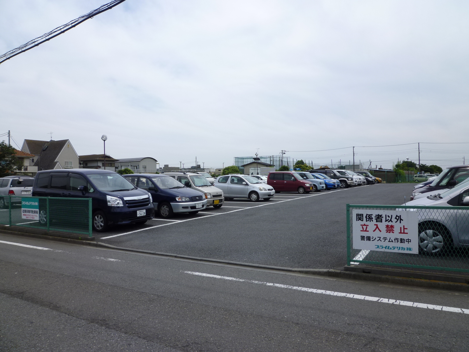 一括貸駐車場
　土地活用で一番簡単なのが、駐車場としての利用です
　写真は企業からの要望で従業員用駐車場にしました
　（当社管理物件）