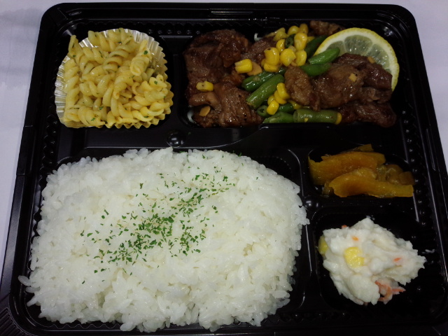 今日のおかずは何だろう？
毎日楽しみ当店一番人気の日替弁当！　570円